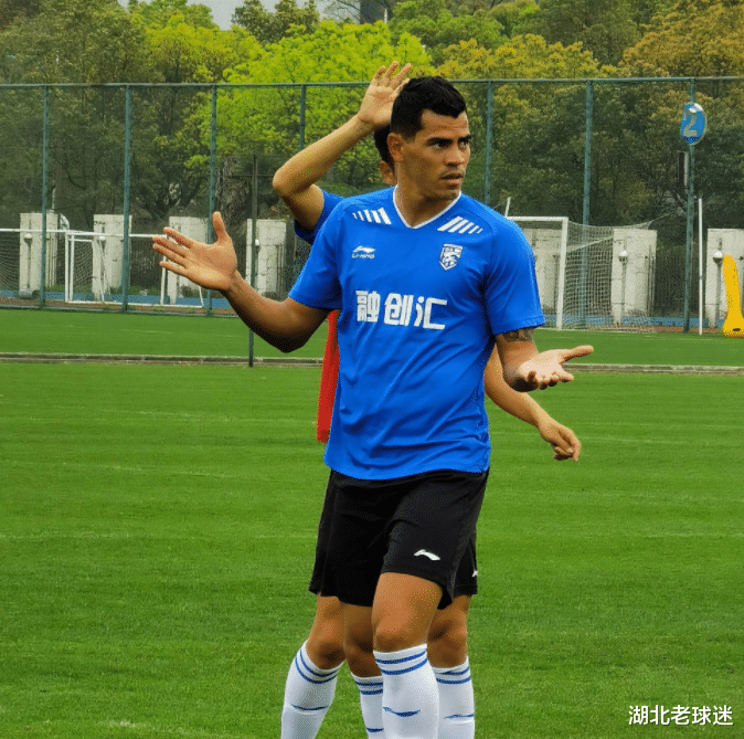 山東泰山|恭喜！前武漢三鎮(zhèn)隊(duì)后衛(wèi)喜獲另類三冠王，有望和山東泰山簽下長約