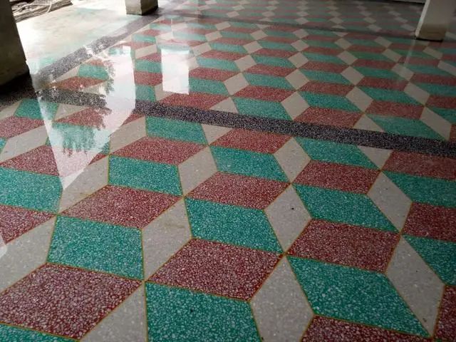 客厅地面铺大理石太贵，贴瓷砖太廉价？试试水磨石，好看又高级