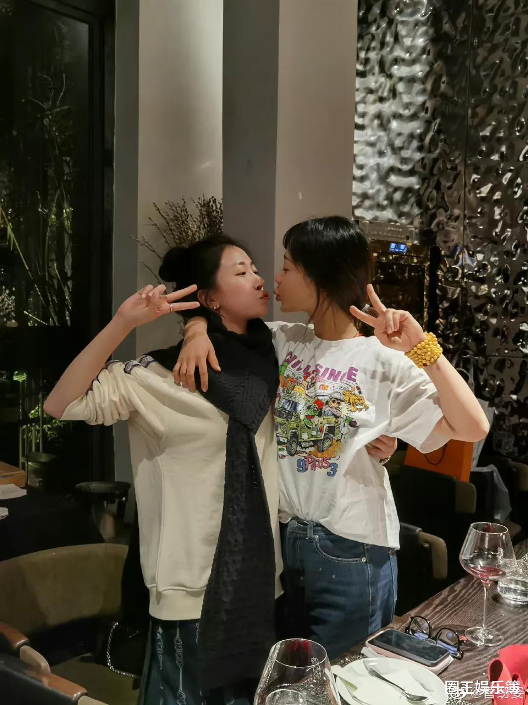 杨紫|杨紫现身管韧姿生日宴，一个是夏天一个是秋天，感情太好了吧！