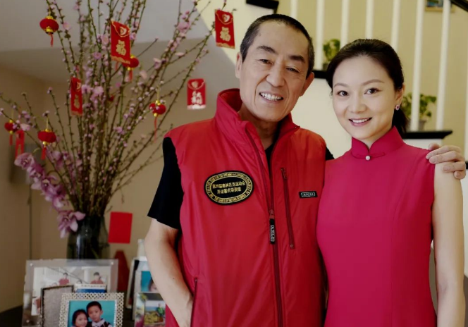 张艺谋|张艺谋：给小11岁岳母尽孝坦然从容，你们就是我的亲人