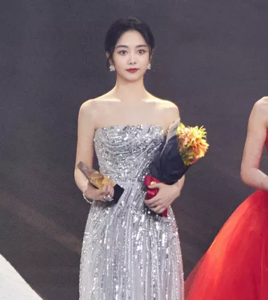 新疆维吾尔自治区|近百位明星发声支持新疆棉花，肖战首位大顶流下场，迪丽热巴隐身