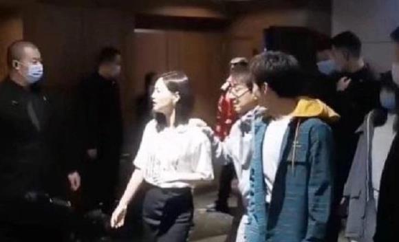 成龙|洪金宝暴瘦，吴孟达患癌，成龙走路靠人扶，一个时代已经落幕了