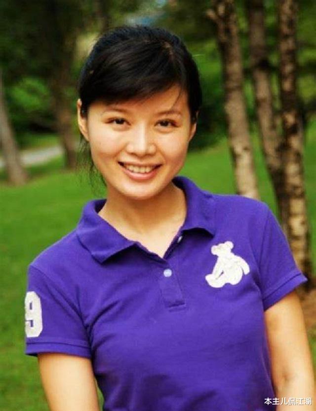 傅程鹏|22岁嫁傅程鹏，结婚19年被出轨，45岁一个人带孩子，后悔丈夫走红