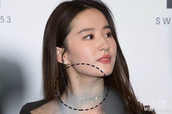 赵露思 宋祖儿、赵露思都被颈纹暴露年龄，get这4个动作，淡化颈纹不是梦