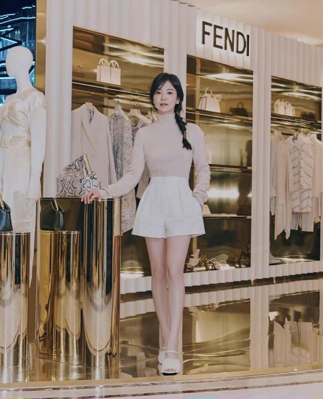 何有强|宋慧乔才是“女神圈”yyds，穿打底衫配白色短裤，长腿细腰绝了！