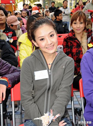 戴梦梦|恭喜！香港知名童星正式荣升人妻，婚礼现场手戴两只钻戒十分抢眼