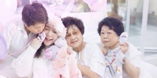 何超盈|何超盈曾炫耀:我是爸爸唯一且最爱的女儿!上5年纪前不知身