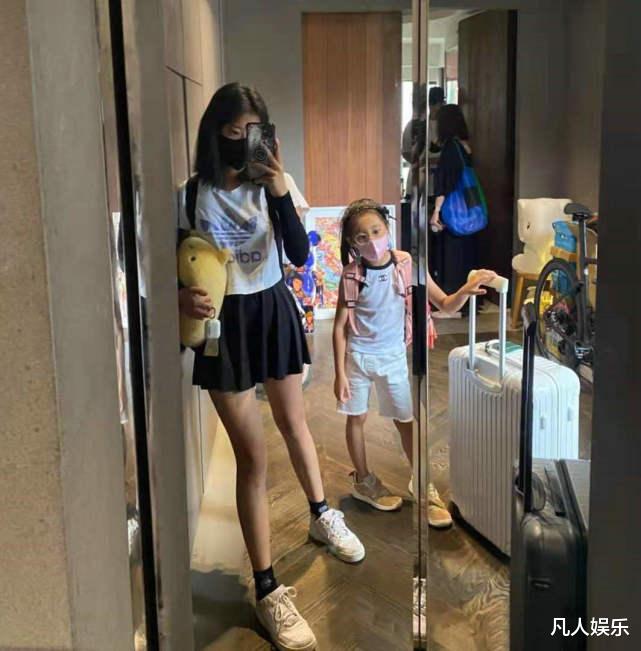 贾静雯|贾静雯大女儿美到认不出，容貌似母亲年轻时，与继父继母关系都好