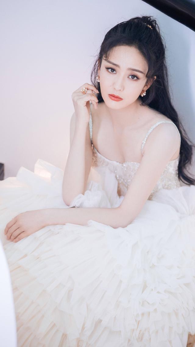 佟丽娅|佟丽娅内衣照曝光，身材妩媚迷人性感依旧，网友：真是魅力十足呀