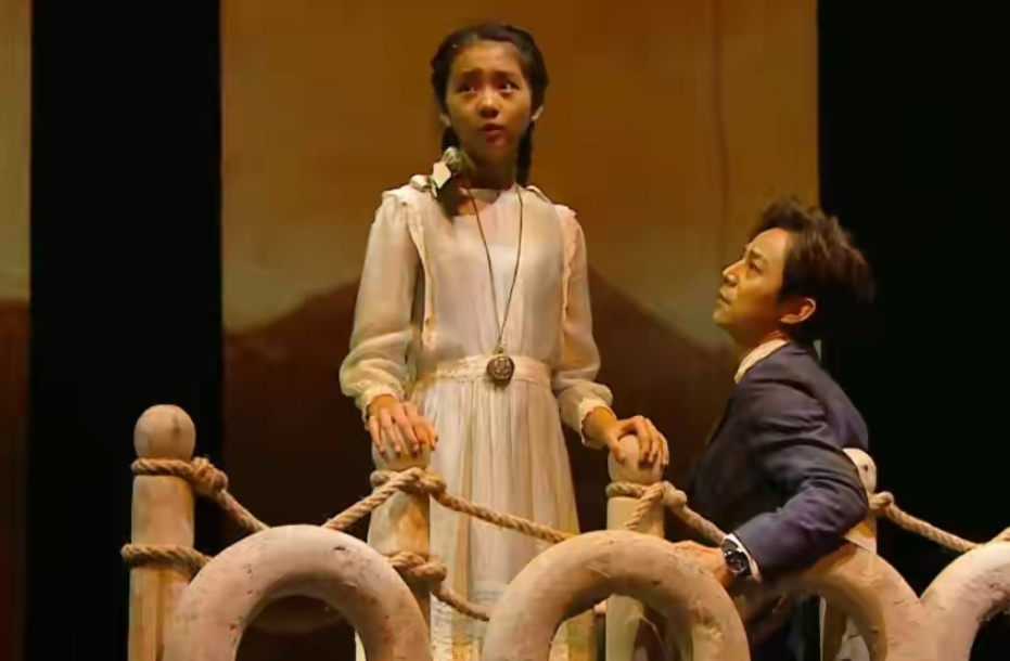 黄忆慈|15岁的黄多多和欧阳娣娣合影，却被网友发现她的身高直逼何炅