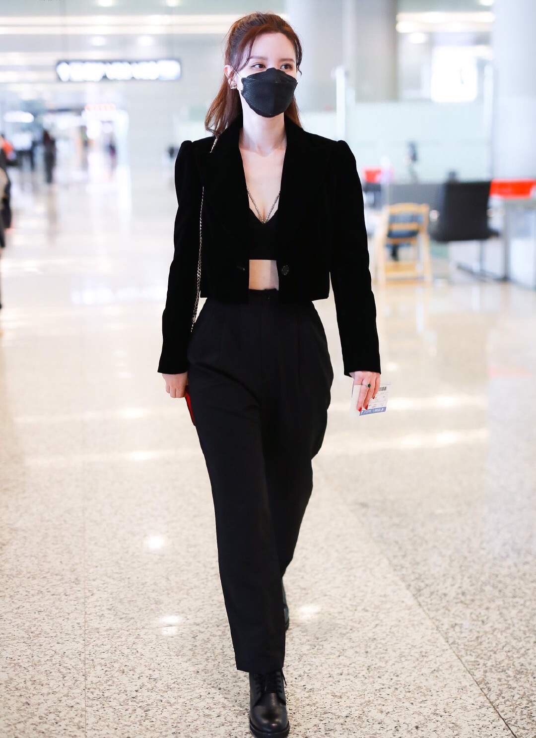 潮帮先生|张萌挺会赶潮流,走机场玩“内衣外穿”博眼球,老板娘真是洋气人