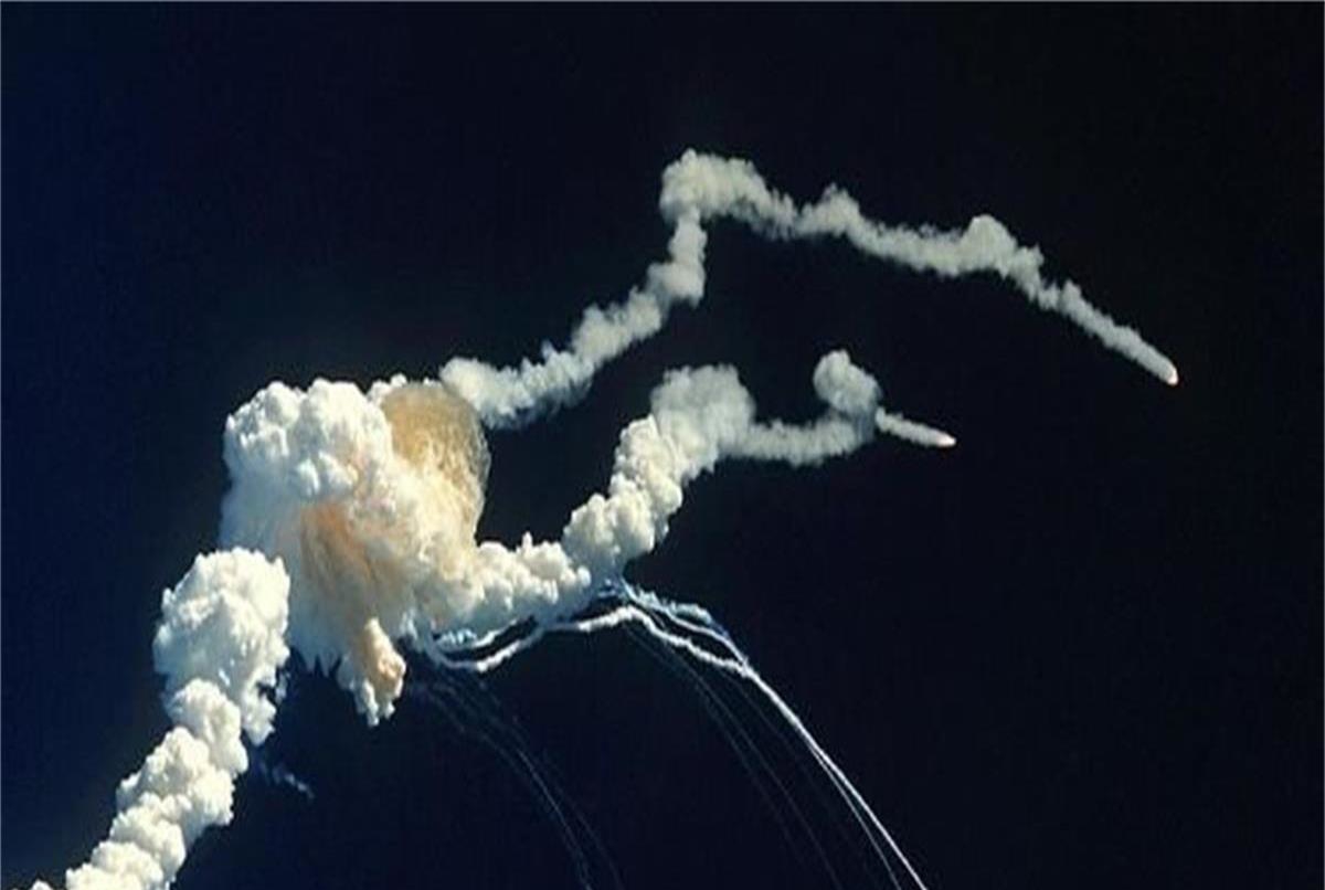 星月童话 4千公斤燃料舱被烧穿！飞机17000米高空解体，上千个碎片从天而降