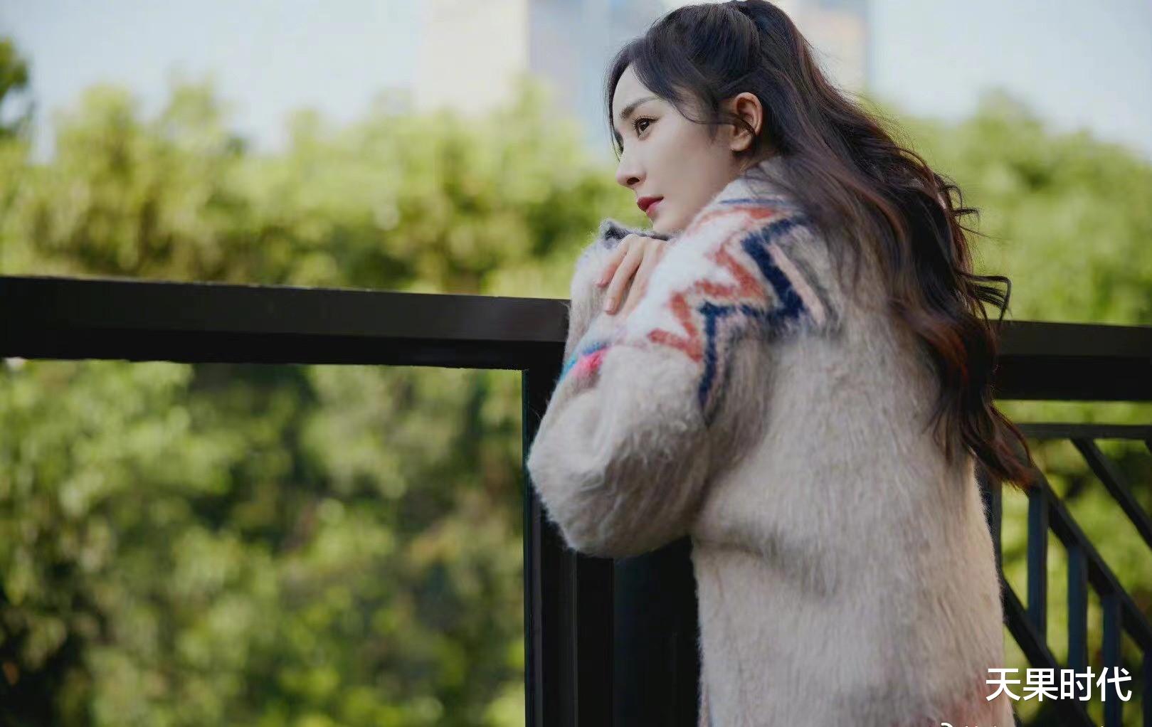 天果时代 杨幂过冬也不忘秀身材,毛衣白T搭配显腰又显腿,不愧是穿搭一姐