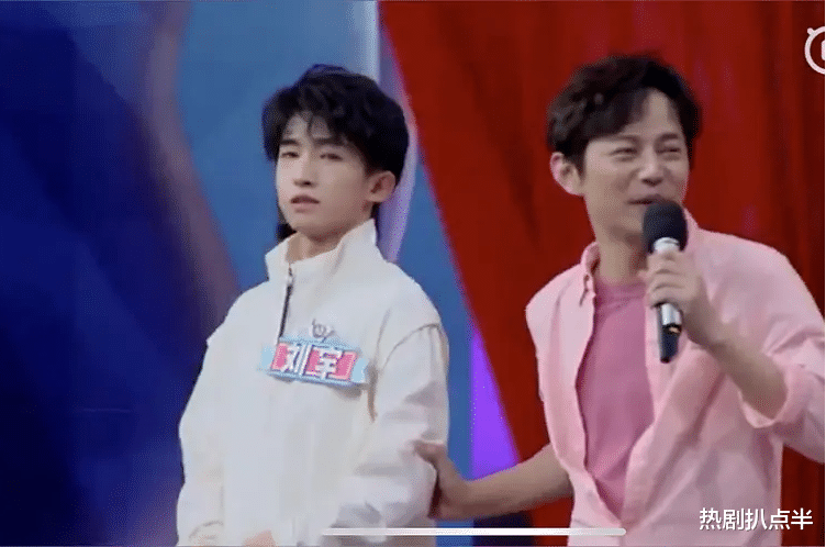 鞠婧祎|男团惊现翻版“鞠婧祎”？夏天也要贴垫肩，浓妆糊面鞋底高度惊人