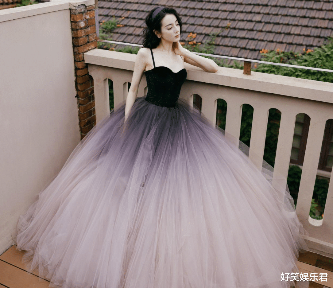 迪丽热巴|迪丽热巴出席发布会,罕见换短发造型,一不小心美成“在逃公主”