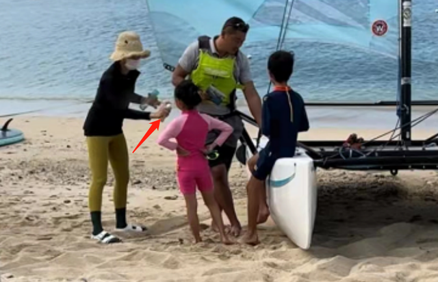 孙俪|孙俪一家四口度假被偷拍！住豪华观海别墅，10岁儿子双腿超细