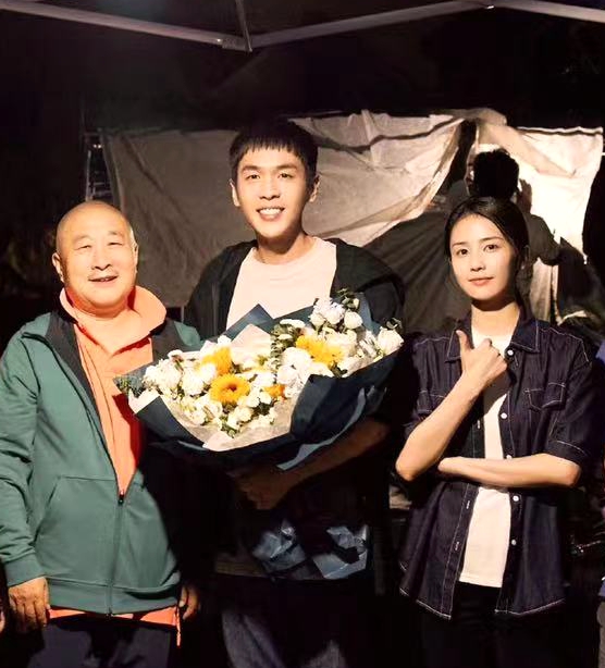 张若昀|张若昀新戏杀青照曝光,为角色瘦成了另一个人,大家能认出来吗?