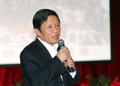 全球时尚号|62岁的王树国火了，搭配西装一身正气，励志的演讲诉说着家国情怀