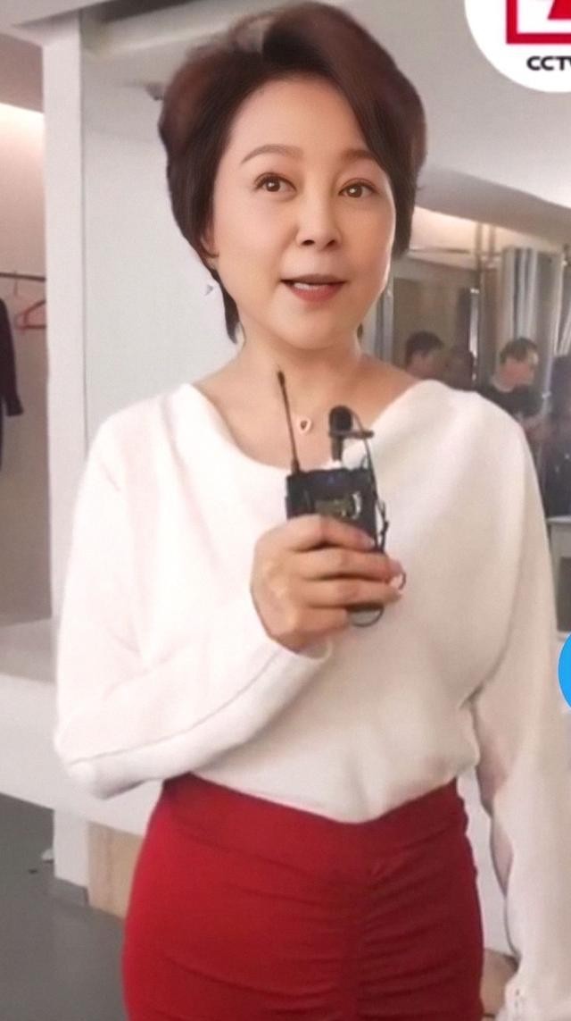 潮流新风|张瑜63岁仍风韵不减，白衬衫配红裙干练又有女人味，气质绝了