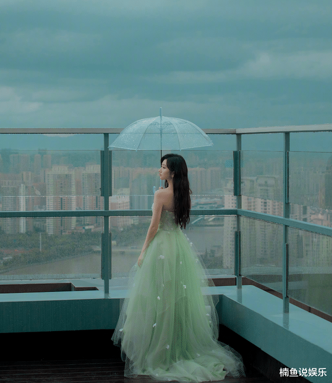 景甜|景甜每一次出场都惊艳！雨中撑伞大秀香肩，穿绿纱裙好似花仙子