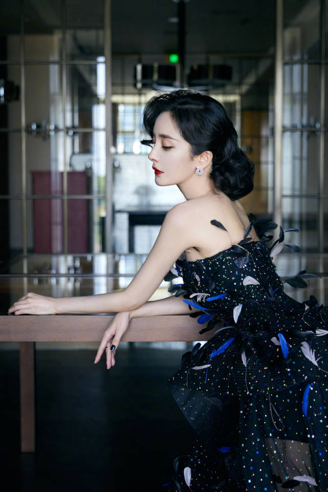 许佳琪|杨幂黑天鹅造型出席时尚芭莎