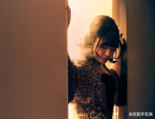 李雪琴|李雪琴不说脱口秀，穿印花裙拍“男人装”，尺度略大颠覆往日形象