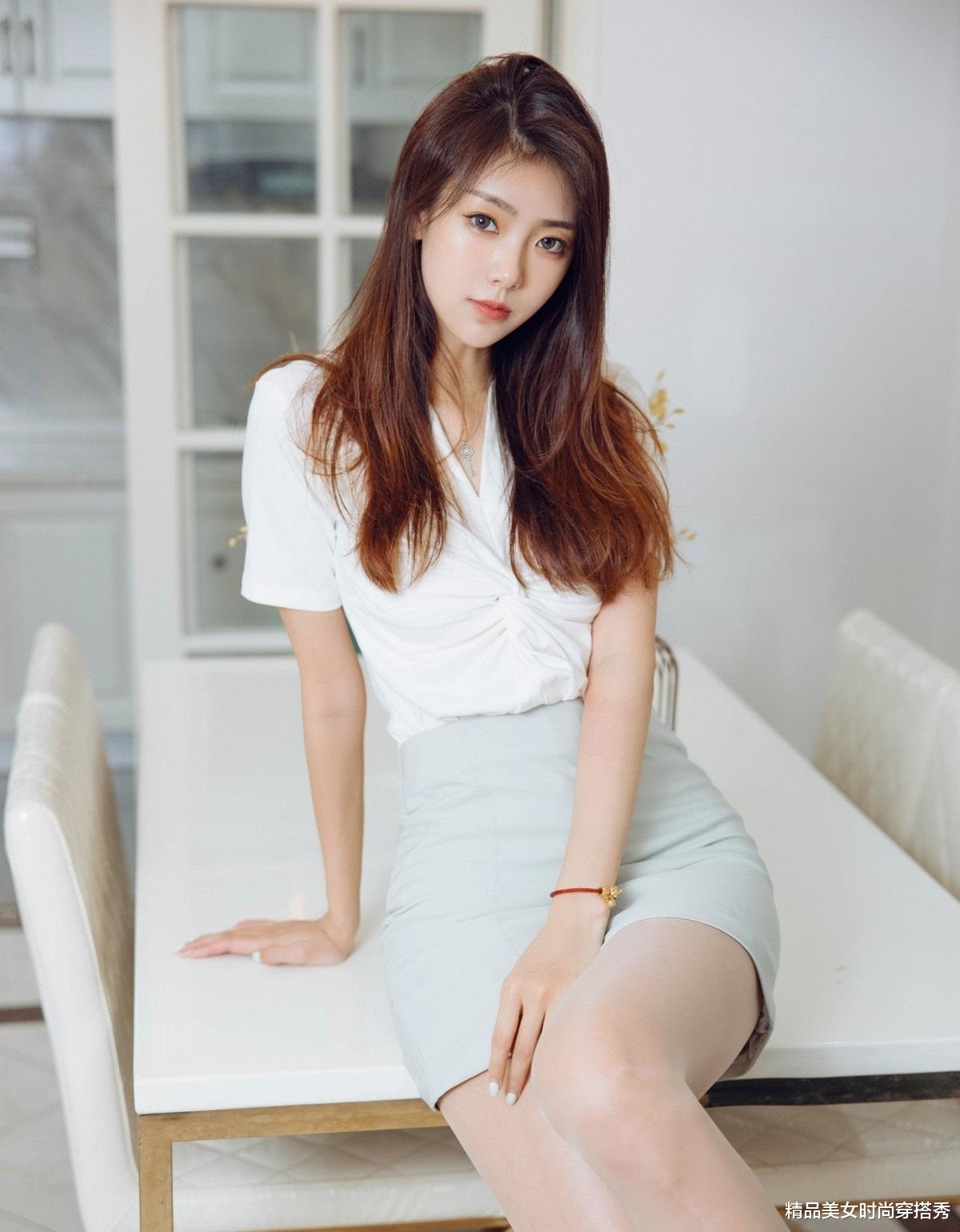 国服|浅豆色的包臀裙,上搭一件白色的短袖衬衫,简约时尚干练有范