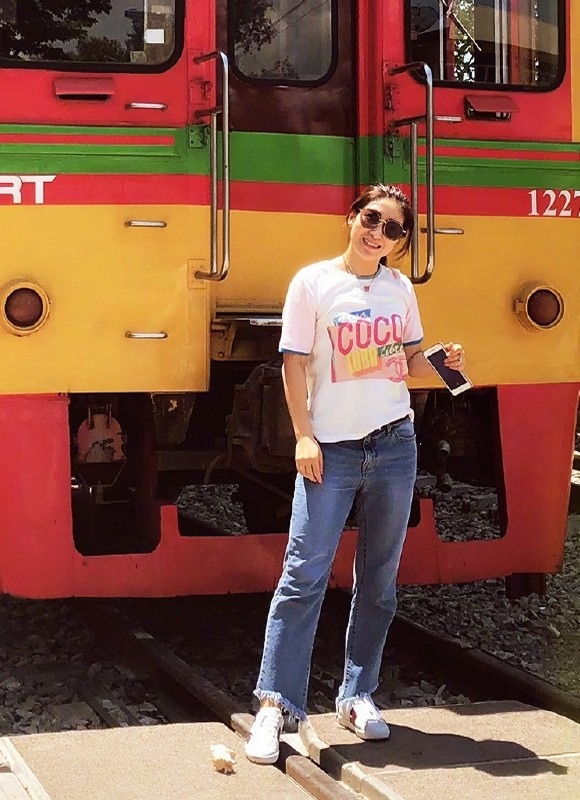 大表姐的时尚圈|刘诗雯日常造型很养眼，条纹T恤+运动裤舒适时髦，这样穿甜美可爱