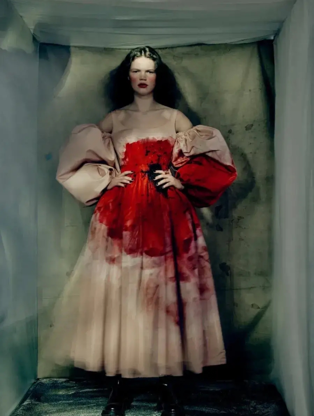 金晨|国庆晚会金晨跳民族舞，身上穿了件粉色长裙，腰上图案引发热议