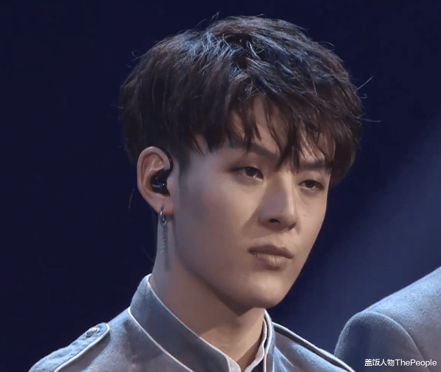 明星素颜|为美白脱腿毛,秀细腰细腿,还化烟熏大浓妆,好好做男人不好吗?