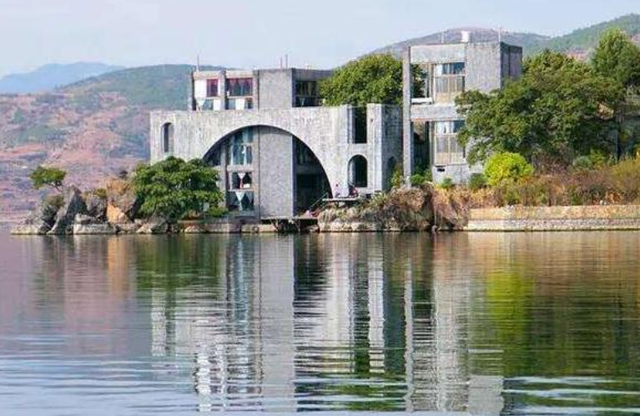 杨丽萍|杨丽萍的3000万“月亮宫”被封，外面看着光鲜亮丽，里面却不干净