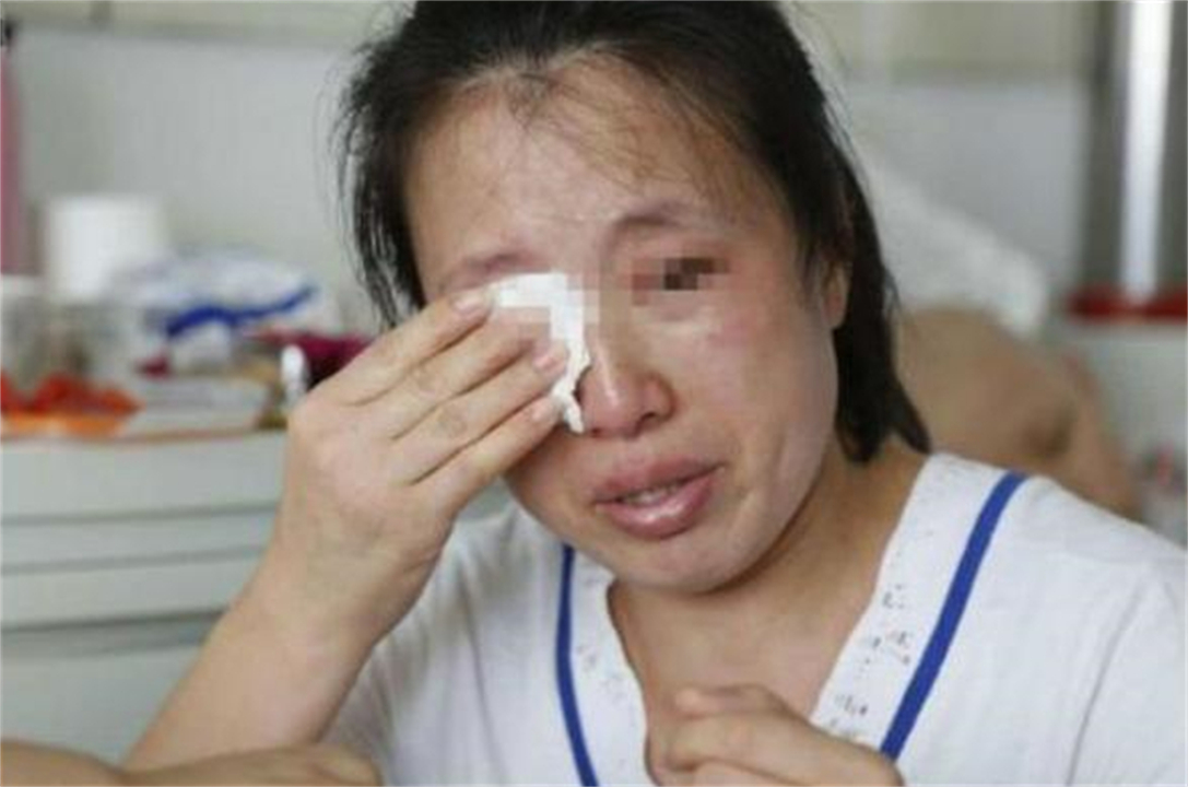 家暴 7岁女儿生病发烧，边哭边念叨着“洗衣机”，妈妈打开后“崩溃”