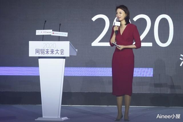 Ainee小屋|生活中的刘芳菲也这么优雅,宽肩细腰的比例正好,裙装盘发挺精致