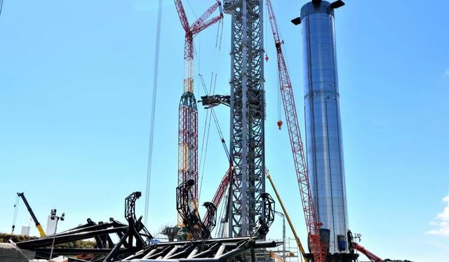 SpaceX SpaceX正在安装星际飞船发射塔的机械臂，用于抓住并回收航天器