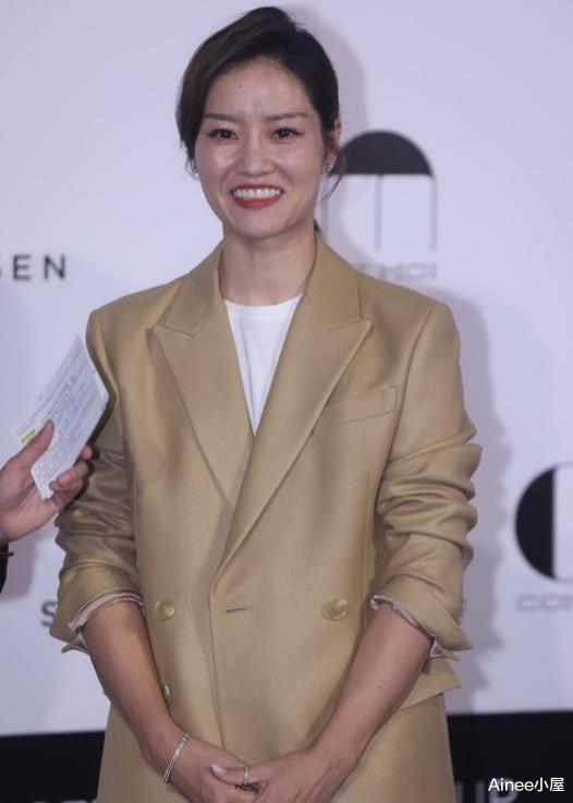 Ainee小屋 李娜有女强人的气场,穿宽大西装套装不邋遢,骨子里的干练藏不住