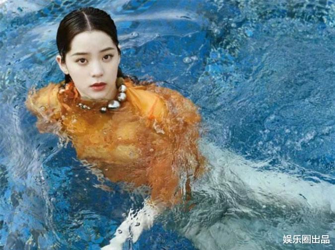 欧阳娜娜|还记得欧阳娜娜的“泳池大片”吗？再次被翻出，阅读量超过1000万