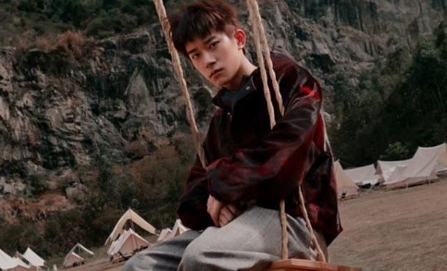 易烊千玺|易烊千玺不再低调,新身份令时代峰峻骄傲:未来十年成艺术家?