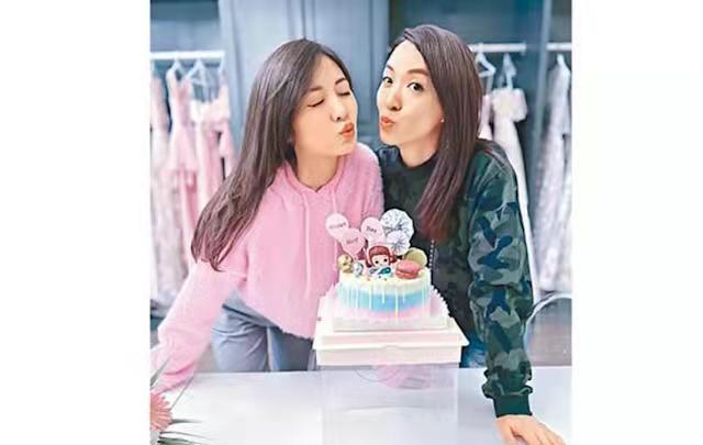 陈炜|陈炜陪朱晨丽庆生玩「变脸」