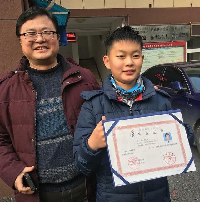 何宜德|3岁雪地“裸跑”，“神童”何宜德近照曝光，13岁就成在读博士生