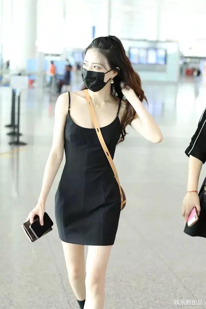 徐璐|26岁徐璐的状态真好，穿黑裙在机场凹造型，14小时阅读量破百万