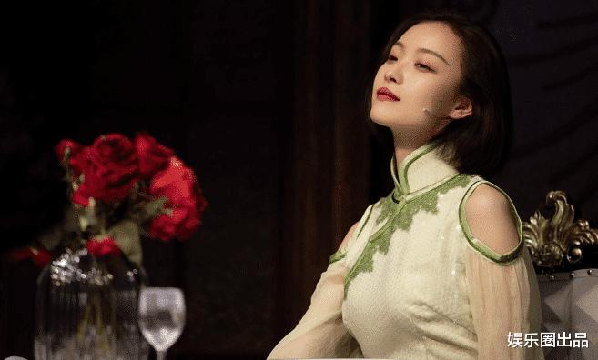 倪妮|32岁的倪妮拍片真招摇，趴在桌子上凹造型，侧身曲线接近S型