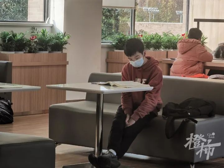 浙江大学|排队做核酸时，有教授给学生讲了半小时的课！