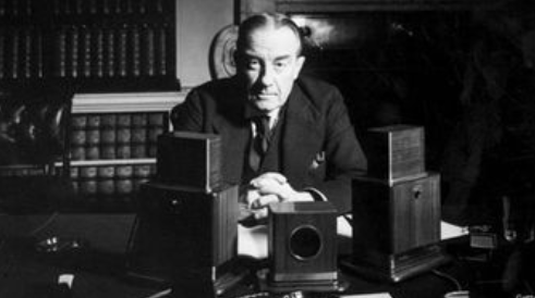 英国|爱德华八世42岁为爱退位，死前却要求见女王，无儿无女只能靠侄女