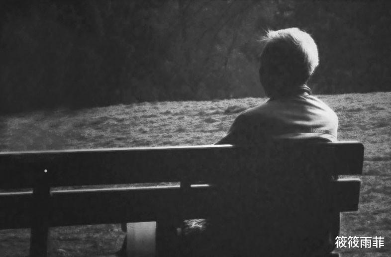 筱筱雨菲 为什么有些人不愿买墓地，而是花几十万买小区放骨灰盒？你怎么看