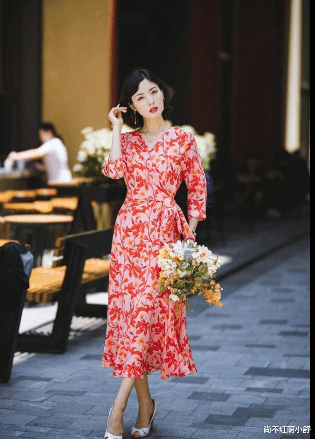 尚不红萌小舒|女人还是穿裙装优雅,今年流行的“碎花裙”,优雅清爽还具有气质