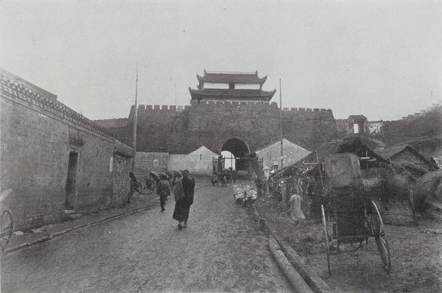 南京|1910年的南京下雪老照片，玄武湖全景，留着长辫的警察，明故宫遗址