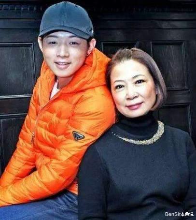 仲小萍|仲小萍：因儿子感情变故住进了医院，她的过往是一个贤妻良母的史诗