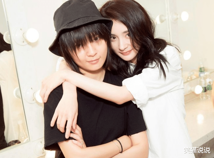 杨幂|杨幂晒照迎新年：化妆间比V好酷飒，与周笔畅搂抱好有爱，神仙友谊羡煞旁人！