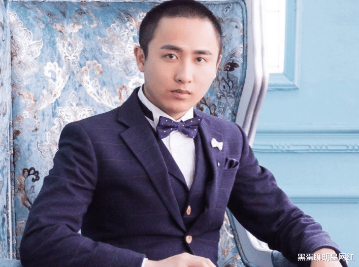 网红“外星人”大婚,摆豪车阵容,散打哥鼎力相助,新娘上台卖货
