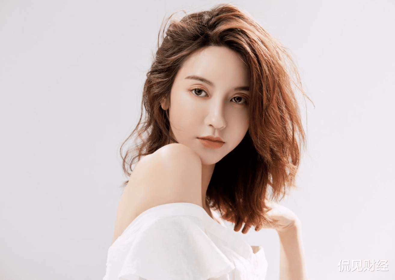 董承非|两年大跌70%，王思聪一语成谶，深度绑定张大奕的公司退市了